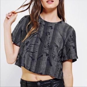 Urban Outfitters/ silence&noise/ sz L /black&white/crop top/short sleeves/